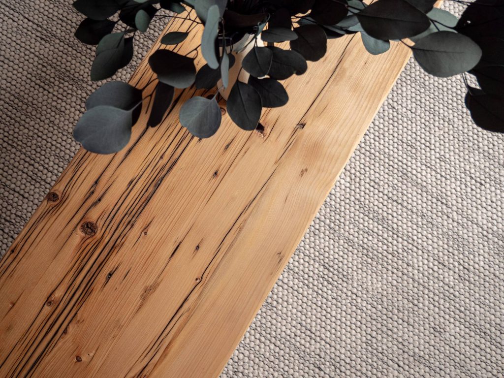 Sitzbank aus massivem Altholz auf einem Untergestell aus Stahl