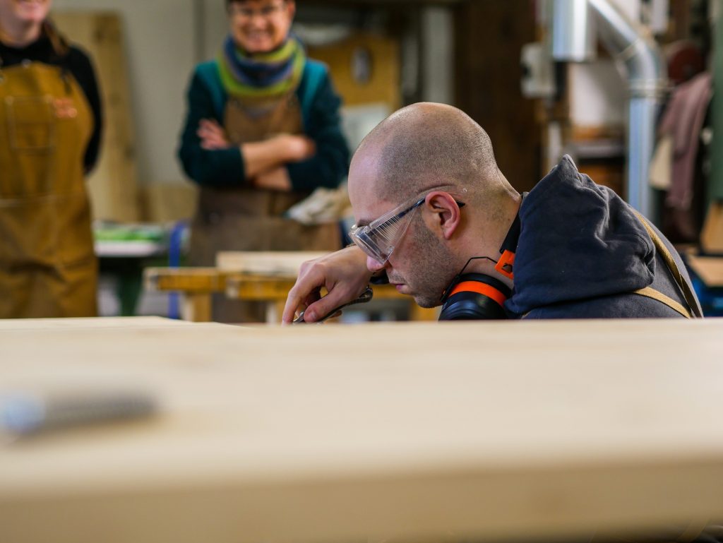 Leute beim Holzbaukurs